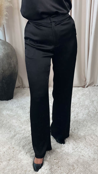 Sara Buxur svartar