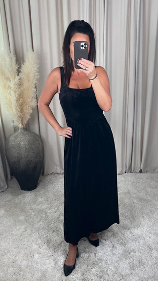 Irena kjóll velour svartur