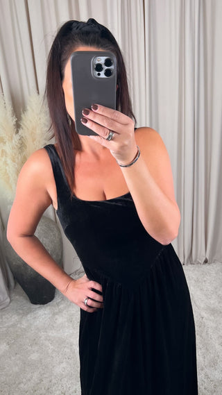 Irena kjóll velour svartur